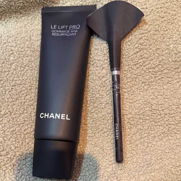 CHANEL Other - Chanel Le Lift Pro Gommage AHA Resurfaçant - 100ml - new!